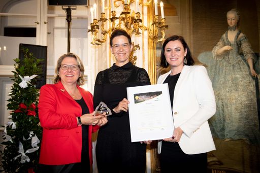  ClimaHost - Preisverleihung am 3. April 2019, im Rahmen der XV.
Alpenkonferenz in Innsbruck. Im Bild (von links nach rechts): Svenja
Schulze (Deutschlands Bundesumweltministerin), Marianne Daberer
(Biohotel "der daberer") und Elisabeth Köstinger (Österreichs
Bundesministerin für Nachhaltigkeit und Tourismus) Credit: Foto BMNT
- Paul Gruber