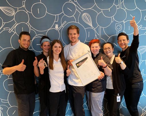 Vorschau Bild von Marianne Daberer und das Daberer-Team feiern den ClimaHost-Preis.
Im Bild (von links nach rechts): Daniel Lederer (Sous Chef), Martina
Naschenweng (Küche), Bianca Kröll (Rezeptionsleitung), Florian Bucar
(Küchenchef), Manuela Strobl (Küche), Lara Ebner (Lehrling
Rezeption) und Marianne Daberer Credit: Foto "der daberer. das
biohotel"