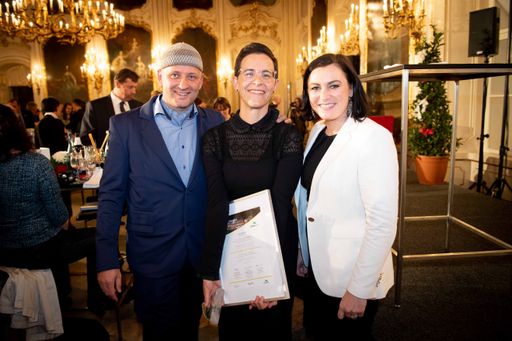 Vorschau Bild von ClimaHost - Preisverleihung am 3. April 2019, im Rahmen der XV.
Alpenkonferenz in Innsbruck. Im Bild (von links nach rechts):
Edelgreissler Herwig Ertl, Ehemann von Marianne Daberer, Marianne
Daberer (Biohotel "der daberer") und Elisabeth Köstinger
(Österreichs Bundesministerin für Nachhaltigkeit und Tourismus)
Credit: Foto BMNT - Paul Gruber