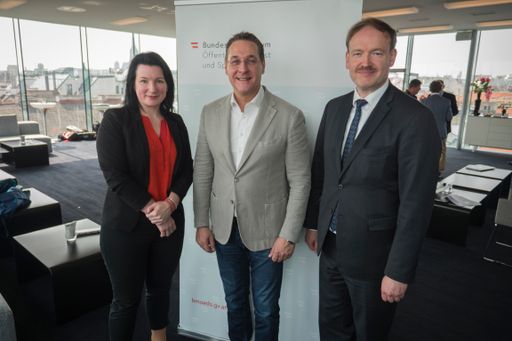 Dr. Kleissner, Sportminister Strache, Dr. Helmenstein
präsentierten die neuesten Ergebnisse und Zahlen des
Sportsatellitenkontos. BILD zu OTS -