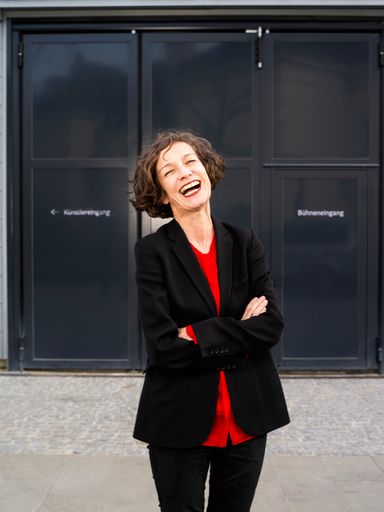  Elke Hesse, Direktorin des MuTh-Konzertsaal der
Wiener Sängerknaben, trägt nun den Berufstitel Professorin. Die
Auszeichnung wurde von Bundespräsident Dr. Alexander Van der Bellen
verliehen und durch Mag. Jürgen Meindl, Sektionschef für Kunst und
Kultur im Bundeskanzleramt, am 8. April 2019 im Konzertsaal des MuTh
überreicht. Die Laudationes hielten Hanspeter Horner und Prof.
Gerald Wirth.