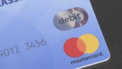Mit der Ausgabe der neuen Debit Mastercard durch
Erste Bank und Sparkassen ab dem 8. April 2019 werden in Österreich
über 2,4 Millionen Karten zusätzlich E-Commerce fähig sein. Das
ermöglicht jetzt vielen KundInnen einfach im Internet einzukaufen.
Für Händler eröffnet sich ein neues, riesiges Online-Potential. Neu
ist dabei die 16-stellige Kartennummer auf der Vorderseite. Bei der
bisherigen Bankomatkarte war die Kartennummer 19-stellig; daher nur
extrem eingeschränkt für Online-Einkäufe einsetzbar. Erste Bank und
Sparkassen sehen damit großes Potential: „Einerseits ist die
Kombination online einkaufen und sofort bezahlen wie an der
Supermarktkassa neu“ sagt Ertan Piskin, Leiter des Kartengeschäfts
in der Erste Bank. „Andererseits hat man als Inhaber der Debit
Mastercard weltweit doppelt so viele Bezahlmöglichkeiten als bisher.
Das ist besonders im Urlaub und auf Reisen eine große
Erleichterung“, meint Piskin.