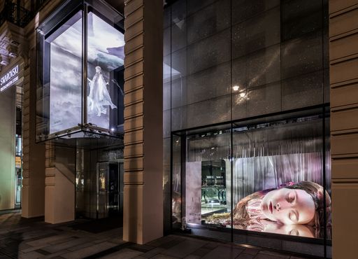  Die niederländische Designerin Iris van Herpen
gestaltete fünf Kunstbühnen für den Swarovski Kristallwelten Store
Wien. Rechts im Bild: Die Installation „Lucid Dreams“ auf der
größten der fünf Kunstbühnen auf der Wiener Kärntner Straße 24.