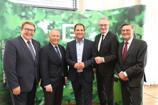 Vorschau Bild von Im Bild v.l.n.r.: Vorstände Martin Graf und
Christian Purrer mit Eigentümervertreter Landeshauptmann-Stv.
Michael Schickhofer, Hilko Schomerus (Macquarie) und
Aufsichtsratspräsident Josef Mülner