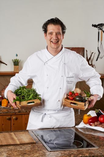Karrieresprung von Markus Lengauer (im Bild). Der 34-jährige ist
neuer Küchenchef im Wellness- & Ayurvedahotel Paierl in Bad
Waltersdorf.