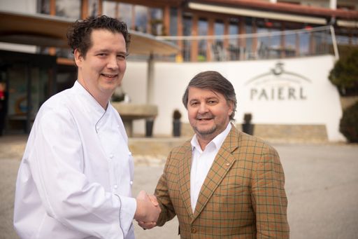 Vorschau Bild von Hotelier Erwin Paierl (rechts) heißt seinen neuen Küchenchef
Markus Lengauer im Wellness- & Ayurvedahotel Paierl in Bad
Waltersdorf herzlich willkommen.