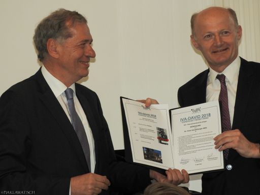 Dr. Wilhelm Rasinger bei der Übergabe der Würdigung
an Dr. Franz Gasselsberger MBA