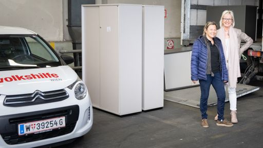 Katharina Österreicher und Karin Oppeker bei der
Übergabe einer Möbelspende.