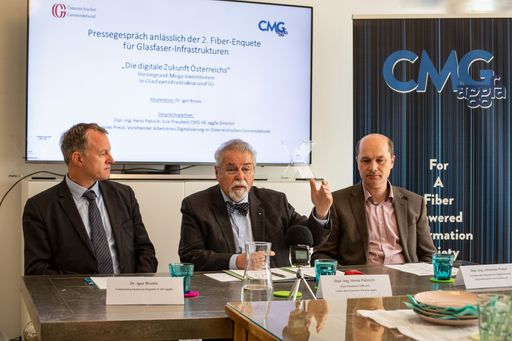 v.l.n.r.: Dr. Igor Brusic
(Telekommunikationsexperte in der aggfa), DI Heinz Pabisch (Vice
President CMG-AE und Vorsitzender der aggfa), DI Johannes Pressl
(Vorsitzender Arbeitskreis Digitalisierung im Österreichischen
Gemeindebund)
