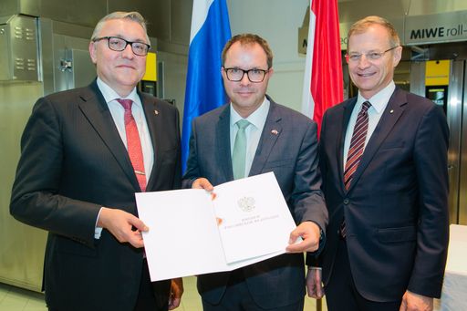 Vorschau Bild von v.l.: Der russische Botschafter S.E. Dmitry Lyubinskiy sowie
Landeshauptmann Dr. Thomas Stelzer gratulierten dem neuen
Honorarkonsul Wolfgang Mayer zu seiner ehrenvollen Aufgabe.