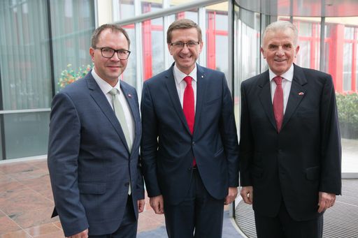 Vorschau Bild von Landesrat Markus Achleitner (Mitte) sowie
backaldrin-Firmengründer Peter Augendopler (rechts) freuten sich mit
dem neuen russischen Honorarkonsul Wolfgang Mayer (links).