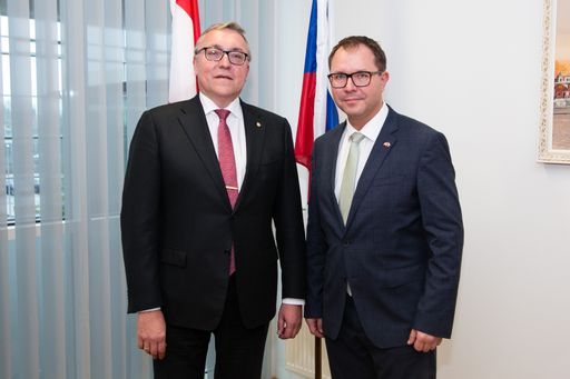 Vorschau Bild von v.l.: Der russische Botschafter S.E. Dmitry Lyubinskiy gemeinsam
mit Wolfgang Mayer im neuen Honorarkonsulat, das sich am Hauptsitz
von backaldrin in Asten bei Linz befindet.