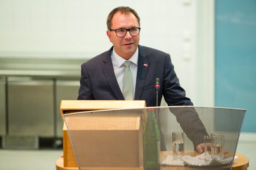 Vorschau Bild von Wolfgang Mayer bedankte sich bei der Russischen Föderation für
das entgegengebrachte Vertrauen und freut sich auf die zukünftige,
noch engere, Zusammenarbeit der beiden Länder.