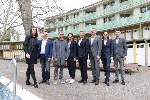 Vorschau Bild von Thermalbad Vöslau_Carina Eichberger, die
Architekten Frötscher und Prader, Birgit Aichinger, Alfred Hudler,
Christoph Prinz, Christiane Wenckheim, Herbert Schlossnikl
