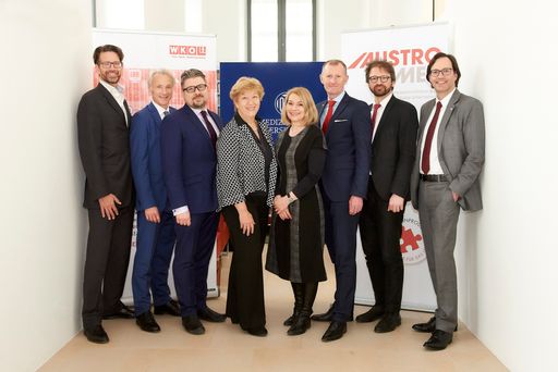 Im Bild v.l.n.r.: KommR Mag. Alexander Hayn, MBA
(Obmann des Bundesgremiums des Foto-, Optik- und
Medizinproduktehandels der WKÖ und AUSTROMED-Vizepräsident), Mag.
Jürgen Rathmanner, BA (Geschäftsführer des Bundesgremiums des Foto-,
Optik- und Medizinproduktehandels der WKÖ), Dr. Thomas Czypionka
(Head of Health Economics and Health Policy am IHS), Dr.in Christa
Wirthumer-Hoche (Leiterin der AGES Medizinmarktaufsicht), Barbara
van Melle (Moderation), Gerald Gschlössl (Präsident der AUSTROMED),
ao. Univ.-Prof. Dr. Herwig Ostermann (Geschäftsführer der Gesundheit
Österreich GmbH), Mag. Philipp Lindinger (AUSTROMED-Geschäftsführer)