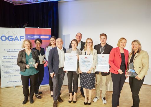  Preisträger und Preisträgerinnen mit ÖGAF
Präsidentin BSO Petra Nocker-Schwarzenbacher (2. v. l.)