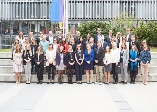 Vorschau Bild von Kandidatinnen und Kandidaten, Jury Mitglieder mit
Generalsekretärin Julia Stelzl