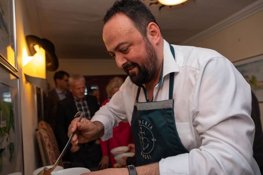 Vorschau Bild von Die Pescheria Backi hat sich unter Salzburgs
„Fischfreunden“ zum Geheimtipp entwickelt