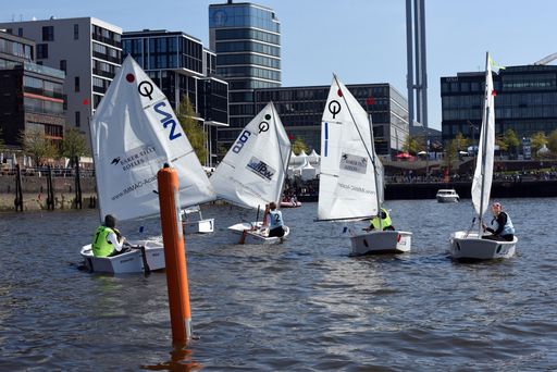 Hafengeburtstag Hamburg mit Schnuppersegeln Weiterer Text über
ots und www.presseportal.de/nr/12520 / Die Verwendung dieses Bildes
ist für redaktionelle Zwecke honorarfrei. Veröffentlichung bitte
unter Quellenangabe: "obs/Hamburg Messe und Congress GmbH/Nico
Maack"