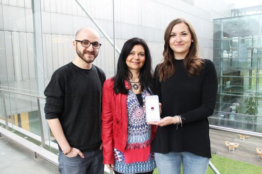 Die Audvice-Gründer Sophie Bolzer (rechts) und
Erfan Ebrahimnia (links) mit Daniela Molzbichler von der FH
Salzburg.