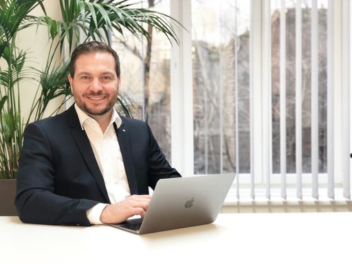 durchblicker.at ist Österreichs bekanntester
Online-Versicherungsanbieter. durchblicker.at Geschäftsführer
Reinhold Baudisch, freut sich über das positive Studienergebnis.