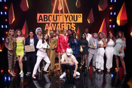 ABOUT YOU Awards 2019: Die größte Influencer Award Show des
Jahres begeistert mit vielen Emotionen, hochkarätigen Gästen und
einer gewaltigen Portion Glamour / MUNICH, GERMANY - APRIL 18: Mixed
Final: Michael Fritz, Nikeata Thompson, Riccardo Simonetti, Sandra
Lambeck, Brian Havarie, Heidi Klum, Eunique Cudo Berkeley, Sarah
Harrington and Natasha Kimberly during the 3rd ABOUT YOU Awards at
Bavaria Studios on April 18, 2019 in Munich, Germany. (Photo by
Gisela Schober/Getty Images for ABOUT YOU) Weiterer Text über ots
und www.presseportal.de/nr/120752 / Die Verwendung dieses Bildes ist
für redaktionelle Zwecke honorarfrei. Veröffentlichung bitte unter
Quellenangabe: "obs/About You GmbH/Gisela Schober"
