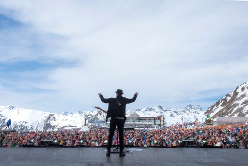 Am Ostersonntag begeisterte Ausnahmetalent Johannes
Oerding 17.000 Wintersportler beim „Top of the Mountain Easter
Concert” auf Ischgls legendärer Idalp-Bühne