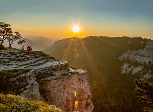 Jura Höhenweg, 10. Etappe, Noiraigue - St.Croix.
Sonnenaufgang beim Creux du Van mit Paar auf Felsen.
