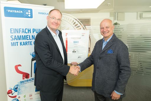 Vorschau Bild von PAYBACK "TÜV Trusted Application": Arno Lippmann,
Leiter TÜV Trust IT (li.), und Walter H. Lukner, PAYBACK Österreich
Geschäftsführer (re.)