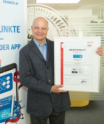 Vorschau Bild von PAYBACK "TÜV Trusted Application": Walter H.
Lukner, PAYBACK Österreich Geschäftsführer, mit dem Zertifikat "TÜV
Trusted Application"