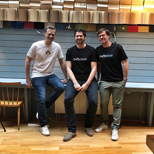  Monkee wurde 2018 von Martin Granig (Mitte),
Christian Schneider (Rechts) und Jean-Yves Bitterlich (Links) in
Innsbruck gegründet. Die drei Experten für Finanz- und
Produktmanagement sowie Softwareentwicklung wollen mit Monkee
Familien dabei helfen, finanziell gesünder zu leben, indem ein
verantwortungsvoller und nachhaltiger Umgang mit Geld gefördert
wird.