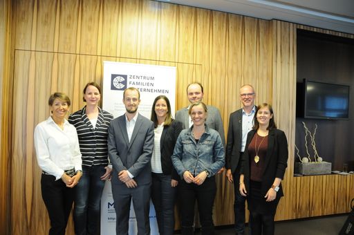 Zufrieden mit der neuen Veranstaltung: Von links:
Michaela Engl (Qualitätshandwerk Tirol), Antje Bierwisch (MCI),
Studienautor Thomas Auer, Anita Zehrer und Gabriela Leiß (beide
Zentrum Familienunternehmen),Oliver Som (hinten, SME Innovation
Network), Landesinnungsmeister Klaus Buchacher, Kristina Fürhapter
(Fachgruppengeschäftsführerin Wirtschaftskammer Tirol).
