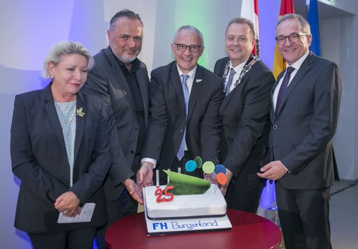 Eine Torte zum Geburtstag gab es für FH Burgenland
Geschäftsführer Georg Pehm und Rektor Gernot Hanreich von
Landeshauptmann Hans Peter Doskozil. Mit am Bild die Gratulanten
Gabriele Ambros, Aufsichtsratsvorsitzende der FH Burgenland und
Geschäftsführerin der Forschung Austria, und Raimund Ribitsch,
Präsident der Österr. Fachhochschulkonferenz.