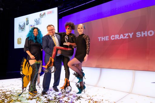  Preisträger 2019: Der erste Preis beim „Award for
the Crazy Shoe 2019 Vienna“ ging an Paloma Wich (Mitte) aus
Deutschland. Die junge Schuhkünstlerin konnte mit ihrem Paar „Harley
Davidson“ überzeugen. Über Platz zwei durfte sich Livia Kobayashi
(links) aus Tirol für „Butterfly Boots“ freuen. Der dritte Preis
ging an Eva Tremmel (rechts) aus Deutschland. Hier die drei
Preisträgerinnen mit Innungsmeister Mirko Snajdr von der
Landesinnung Wien der Schuhmacher.