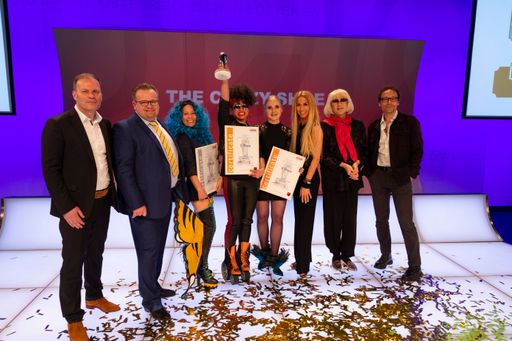 Vorschau Bild von Preisträgerinnen und Jury: V.l.n.r. Collonil
Austria-Geschäftsführer Karl Domoracky, Innungsmeister Mirko Snajdr,
die Preisträgerinnen Livia Kobayashi, Paloma Wich und Eva Tremmel,
Tanzschul-Ikone Yvonne Rueff, Kabarettist Ulrich Michael Heissig
alias Chansonniere Irmgard Knef und Entertainer und Musiker Gerald
Votava.