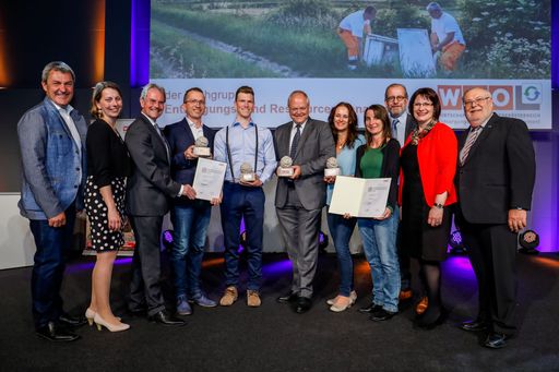 Ing. Leopold Poyß, Ing. Gabriele Pipal, NÖ
Landtagspräsident Mag. Karl Wilfing, Markus Punz (Gemeindeverband
für Umweltschutz u. Abgabeneinhebung Bezirk St. Pölten), Michael
Beitl (Start-up Kern Tec), Johann Kutterer (Wopfinger Transportbeton
Ges.m.b.H.), 2 Lehrerinnen der Schule SZE St. Pölten HLW, KommR Ing.
Gerhard Schauerhuber, Spartenobfrau KommR Ingeborg Dockner, KommR
Vizepräsident Ing. Josef Breiter