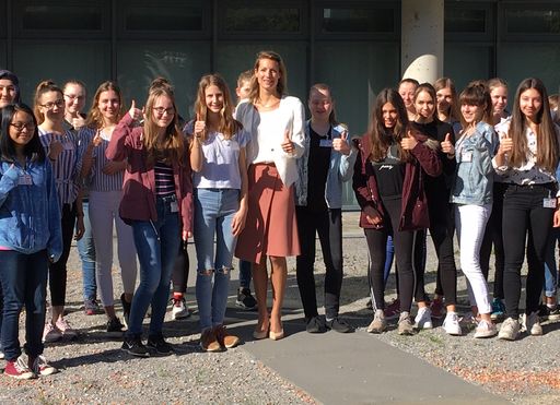 Töchtertag bei Austro Control: Fluglotsinnen
gesucht! Im Bild: GF Valerie Hackl mit Schülerinnengruppe.