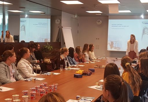 Vorschau Bild von Töchtertag bei Austro Control: Fluglotsinnen
gesucht! Im Bild: GF Valerie Hackl mit Schülerinnengruppe.