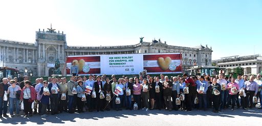 Vorschau Bild von Geballter Einsatz mit Herz für unsere letzten
heimischen Erdäpfel: Rund 120 niederösterreichischen Bäuerinnen und
Bauern sowie Agrarvertreter bei einer Sympathiekampagne am
Heldenplatz in Wien.