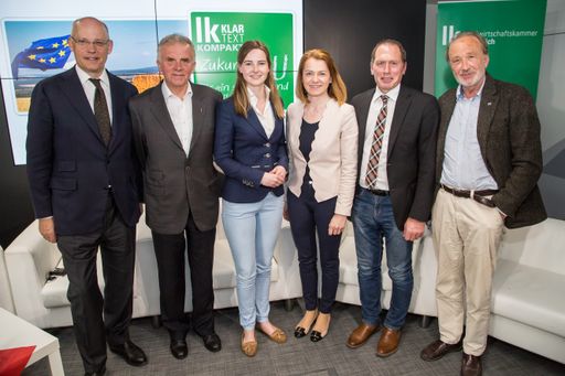 https://www.apa-fotoservice.at/galerie/17964 Im
Bild v.l.n.r.: Dr. Christoph Kotanko, OÖ-Nachrichten; Peter
Augendopler, Inhaber Backaldrin, the Kornspitz GmbH; Iris Bouwers,
Vice President European Council of Young Farmers; Simone
Schmiedtbauer, Bäuerin; Josef Moosbrugger, Präsident
Landwirtschaftskammer Österreich; Miguel Herz-Kestranke,
Schauspieler & Autor