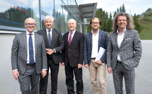 Unternehmensinhaber und Geschäftsführer Hans Georg Hagleitner und
Geschäftsleiter Ernst Brunner mit den Mitgliedern des
Stiftungsvorstands auf der Liegenschaft in Högmoos.