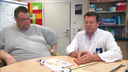 Carsten (42) beim Beratungsgespräch mit Dr. med. Celesnik.
Weiterer Text über ots und www.presseportal.de/nr/6605 / Die
Verwendung dieses Bildes ist für redaktionelle Zwecke honorarfrei.
Veröffentlichung bitte unter Quellenangabe: "obs/RTL II"