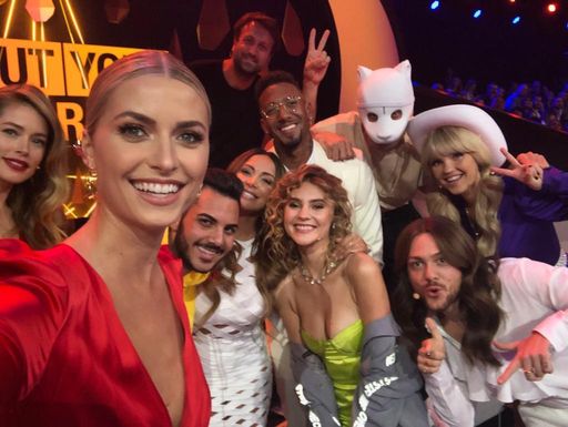 ABOUT YOU Awards 2019 Bühnen-Selfie. Weiterer Text über ots und
www.presseportal.de/nr/120752 / Die Verwendung dieses Bildes ist für
redaktionelle Zwecke honorarfrei. Veröffentlichung bitte unter
Quellenangabe: "obs/About You GmbH/ABOUT YOU"