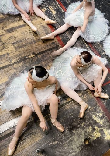  Blick auf die Seitenbühne der Staatsoper bei einer
Probe zu Schwanensee. © Wiener Staatsballett/Ashley Taylor