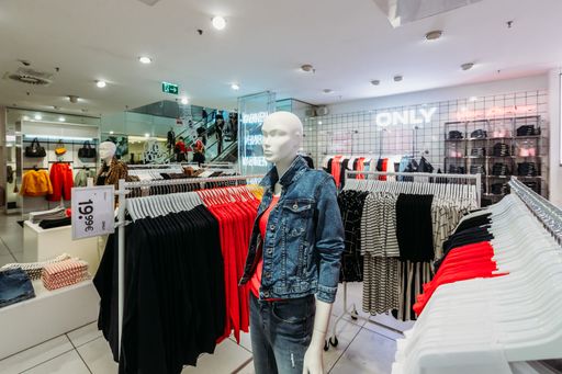 C&A und die BESTSELLER - Gruppe starten eine Kooperation mit der
Marke ONLY in ausgewählten Stores in Österreich und Osteuropa: Ab
sofort werden ausgewählte Highlights aus der aktuellen
ONLY-Kollektion in zehn C&A Filialen auf je 40m2 großen
Shop-in-Shop- Flächen präsentiert.