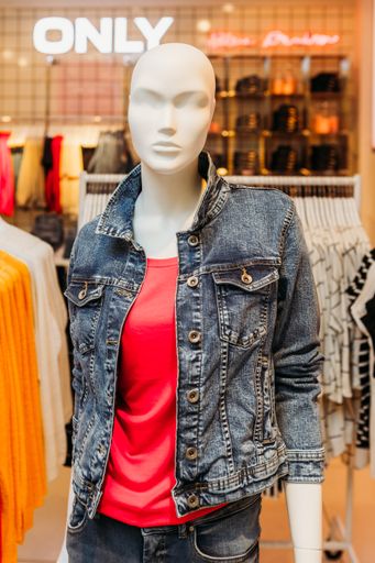 Vorschau Bild von C&A und die BESTSELLER - Gruppe starten eine Kooperation mit der
Marke ONLY in ausgewählten Stores in Österreich und Osteuropa: Ab
sofort werden ausgewählte Highlights aus der aktuellen
ONLY-Kollektion in zehn C&A Filialen auf je 40m2 großen
Shop-in-Shop- Flächen präsentiert.