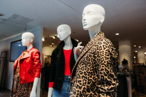 Vorschau Bild von C&A und die BESTSELLER - Gruppe starten eine Kooperation mit der
Marke ONLY in ausgewählten Stores in Österreich und Osteuropa: Ab
sofort werden ausgewählte Highlights aus der aktuellen
ONLY-Kollektion in zehn C&A Filialen auf je 40m2 großen
Shop-in-Shop- Flächen präsentiert.