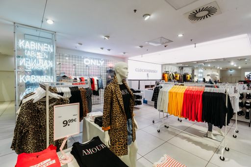 Vorschau Bild von C&A und die BESTSELLER - Gruppe starten eine Kooperation mit der
Marke ONLY in ausgewählten Stores in Österreich und Osteuropa: Ab
sofort werden ausgewählte Highlights aus der aktuellen
ONLY-Kollektion in zehn C&A Filialen auf je 40m2 großen
Shop-in-Shop- Flächen präsentiert.