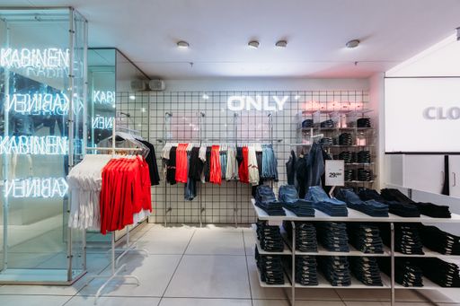 Vorschau Bild von C&A und die BESTSELLER - Gruppe starten eine Kooperation mit der
Marke ONLY in ausgewählten Stores in Österreich und Osteuropa: Ab
sofort werden ausgewählte Highlights aus der aktuellen
ONLY-Kollektion in zehn C&A Filialen auf je 40m2 großen
Shop-in-Shop- Flächen präsentiert.