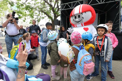 https://www.apa-fotoservice.at/galerie/18359 Wien -
Am 27. April stand der Wiener Resselpark (Karlsplatz) ganz im
Zeichen der Verkehrssicherheit. Die Besucher durften sich über mehr
als 20 Mitmachstationen freuen. Mit dabei waren unter anderem ein
Straßenbahn- sowie ein Loksimulator, die Kinderpolizei, die
Puppenbühne „Puppomobil“ und natürlich Kindersicherheitsexperte
HELMI.